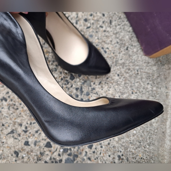 🆕BCBGeneration Cosette Black Leather Pumps with Gold Trim Heel Backs Size 7.5M - Picture 6 of 16